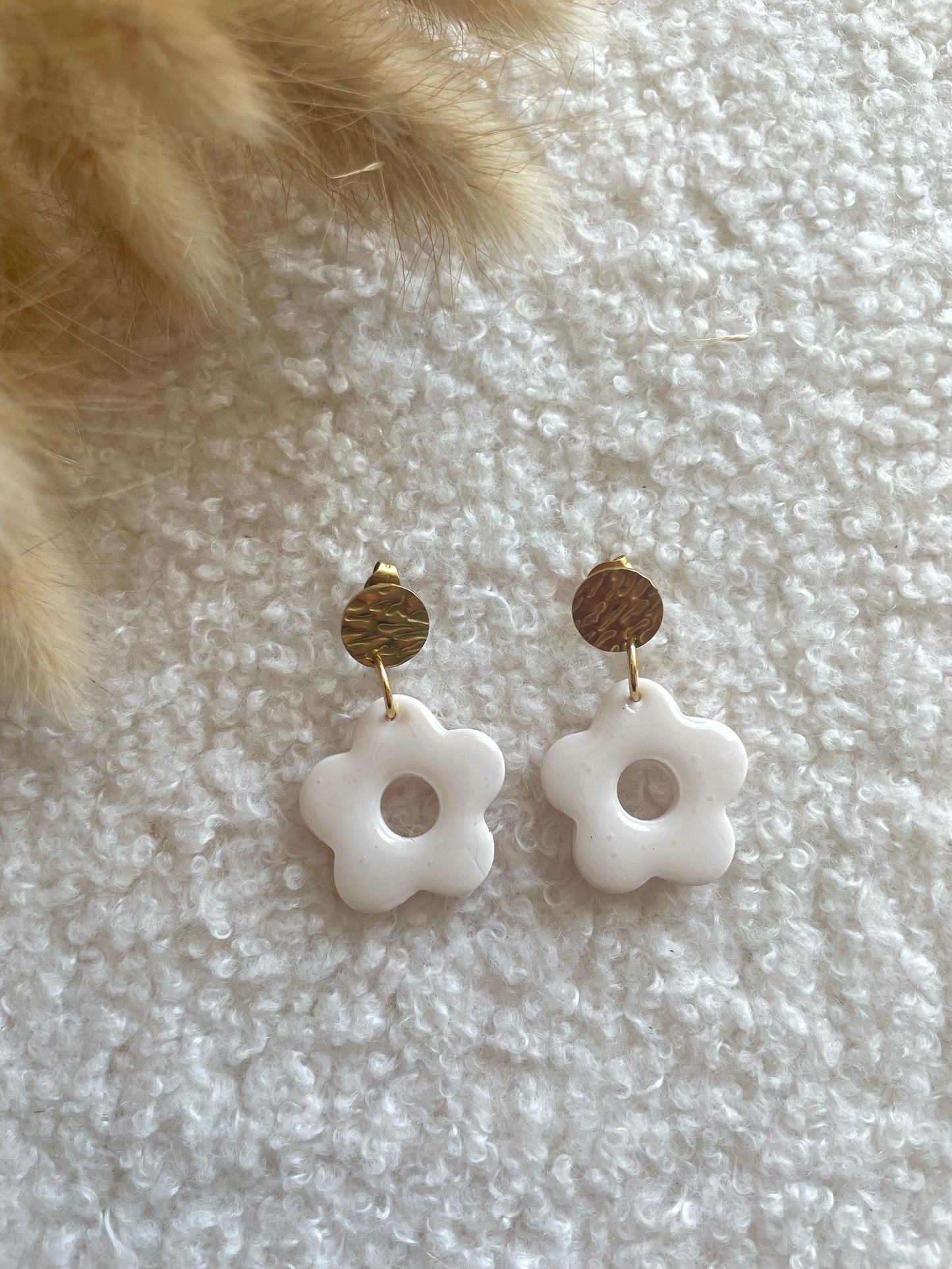Boucles fleurs blanches