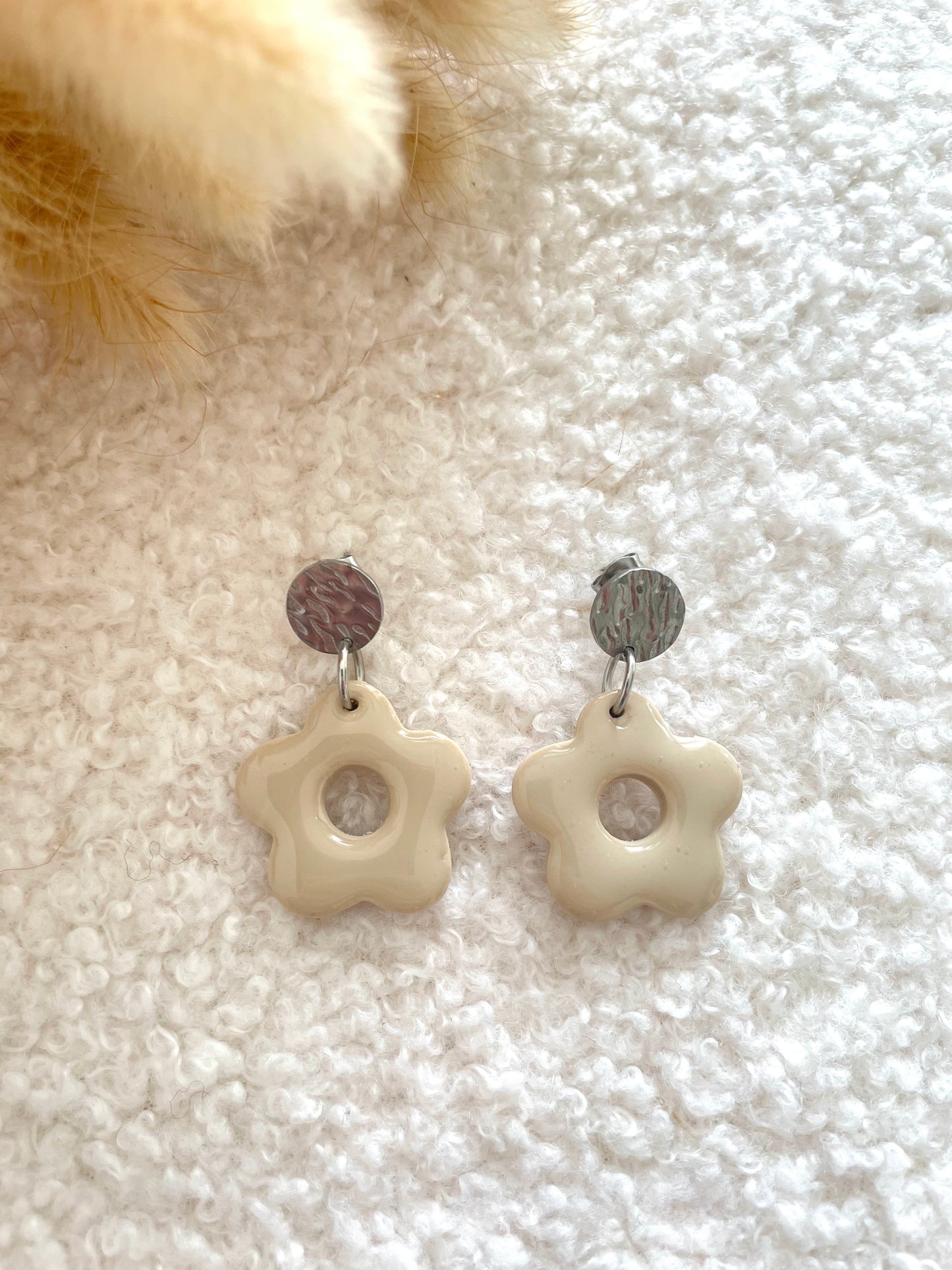 Boucles fleurs beiges