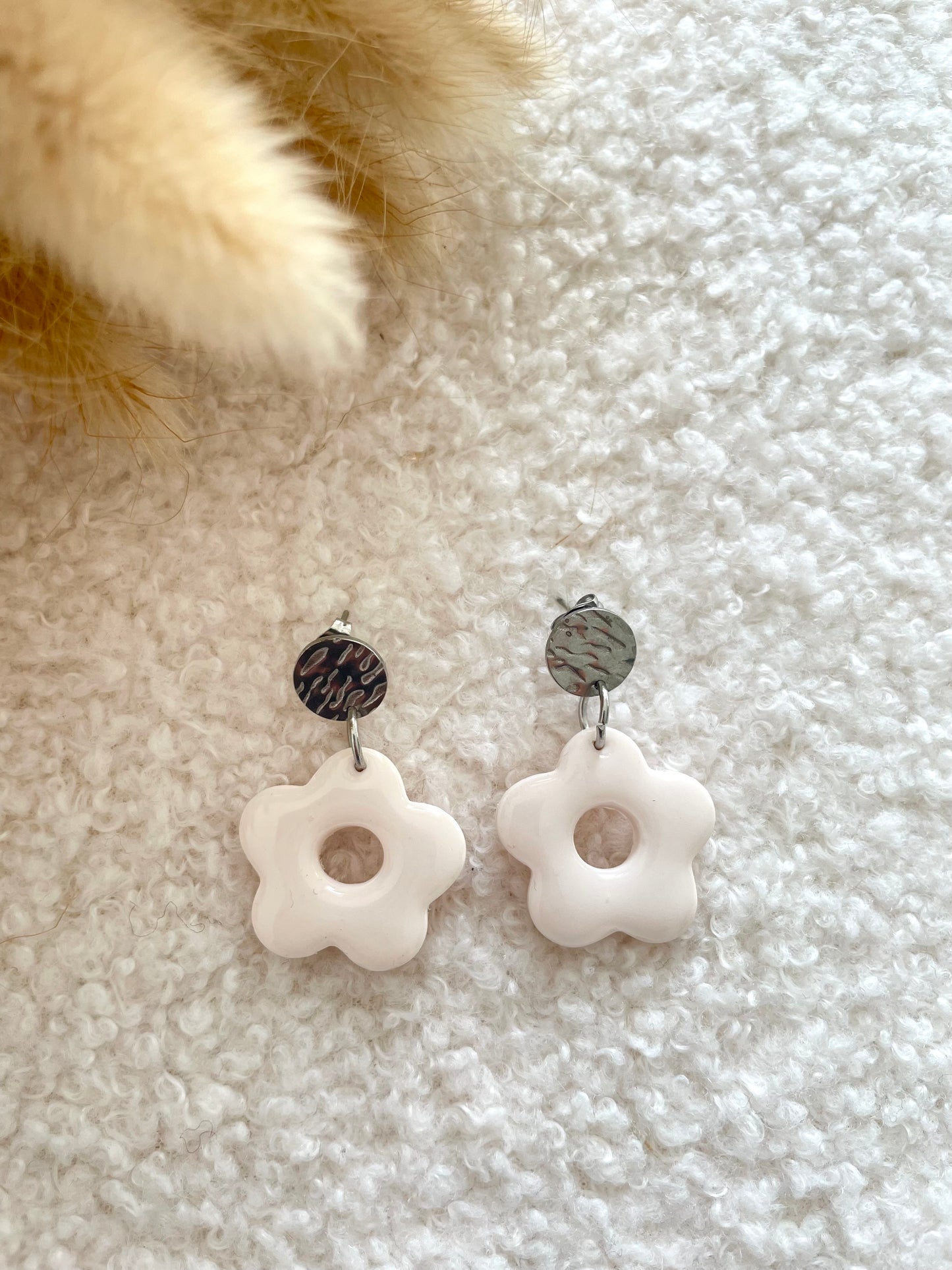 Boucles fleurs blanches