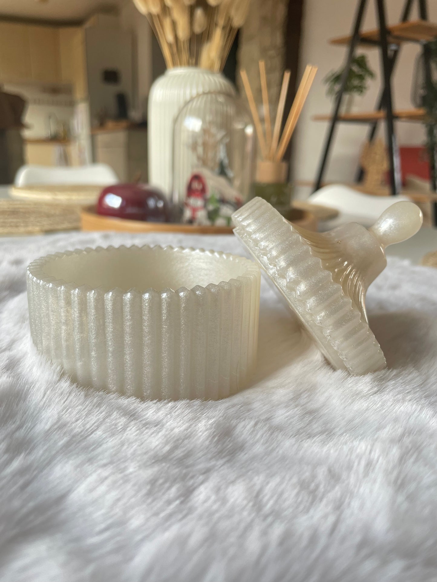 Petite boîte blanche nacrée