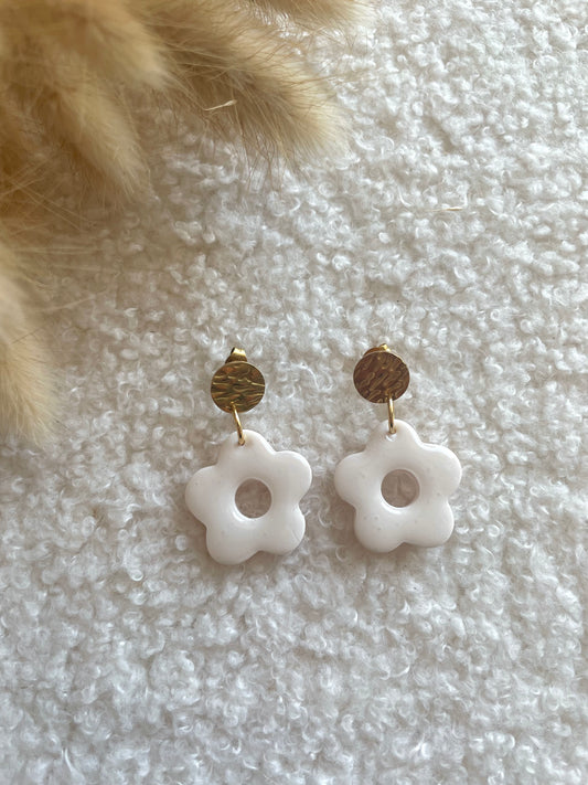 Boucles fleurs blanches