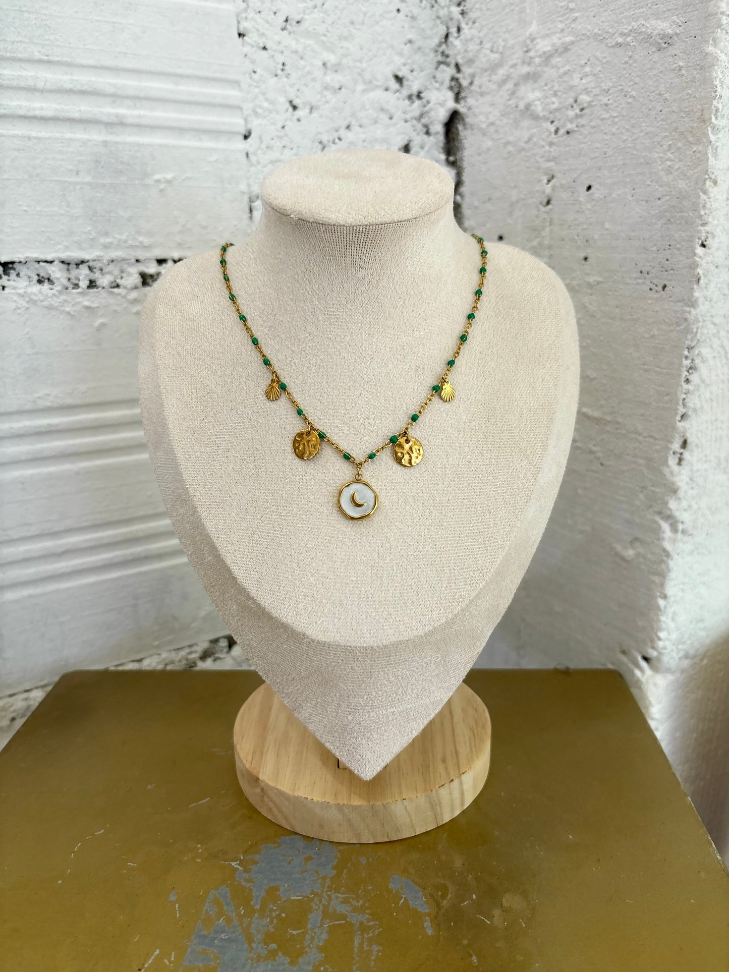 Collier vert médaillon