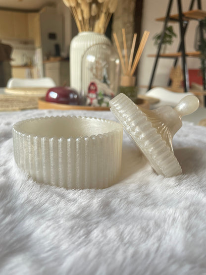 Petite boîte blanche nacrée