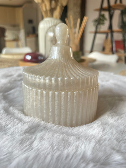 Petite boîte blanche nacrée